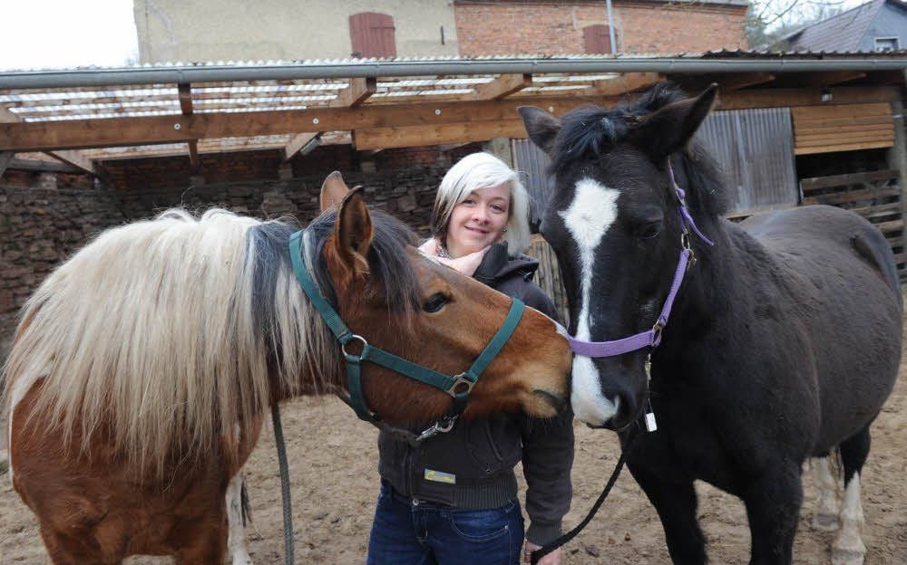 Sie sind ein eingespieltes Team: Therapeutin Anika Boerger mit ihren Pferden Jamie und Latitia (rechts).