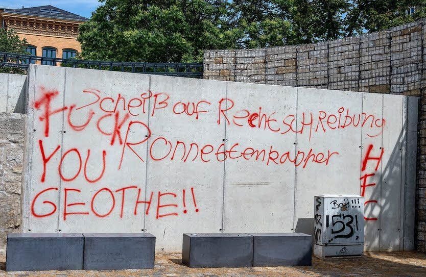 An zwei Seiten wurde die Hofmauer der Goethe-Sekundarschule Merseburg mit Graffiti besprüht. „Inspiriert“ wurden die Täter offenbar von dem Kinofilm „Fack Ju Göhte“.