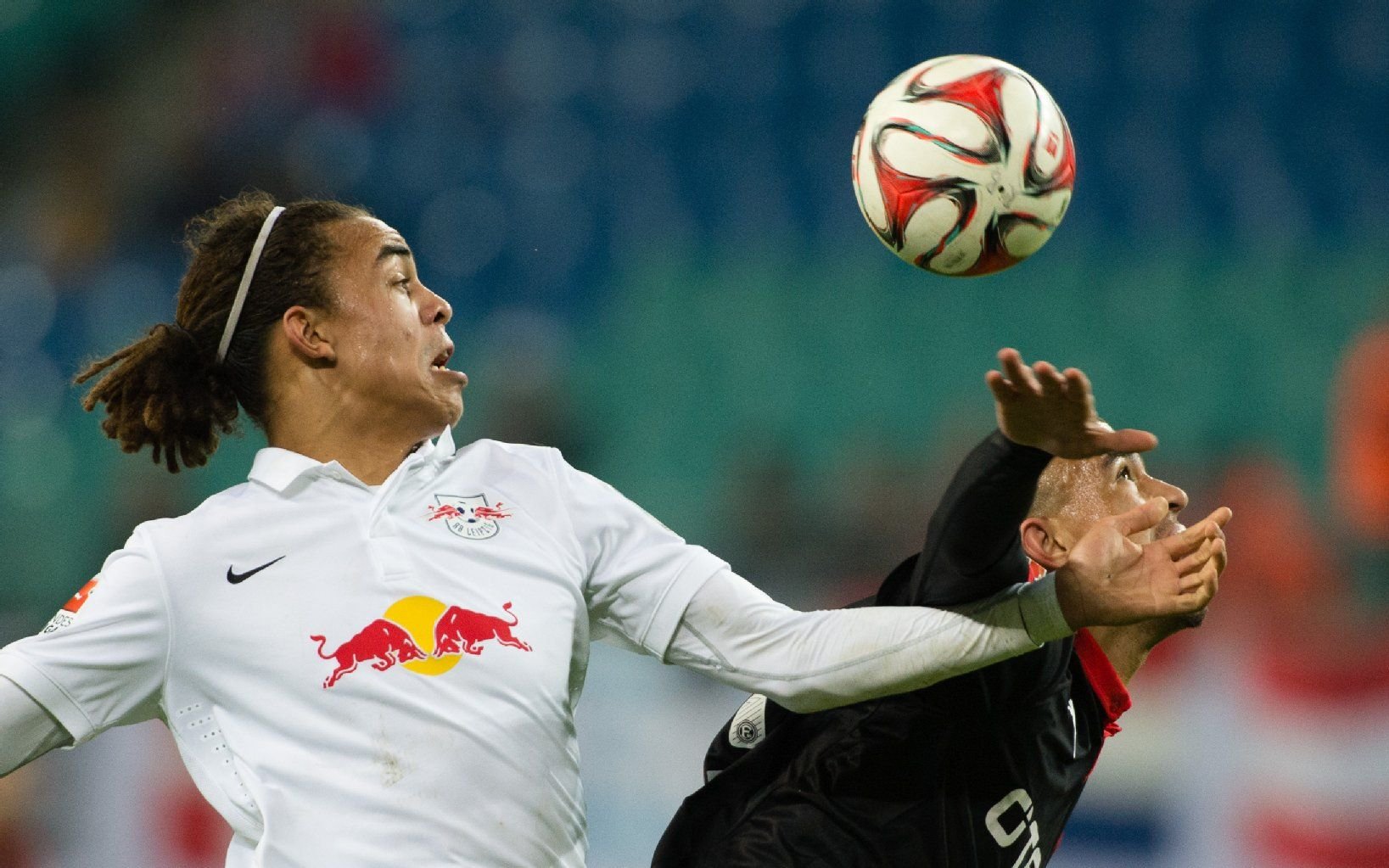 Leipzigs Yussuf Poulsen (l) und Düsseldorfs Bruno Soares gehen zum Kopfball.