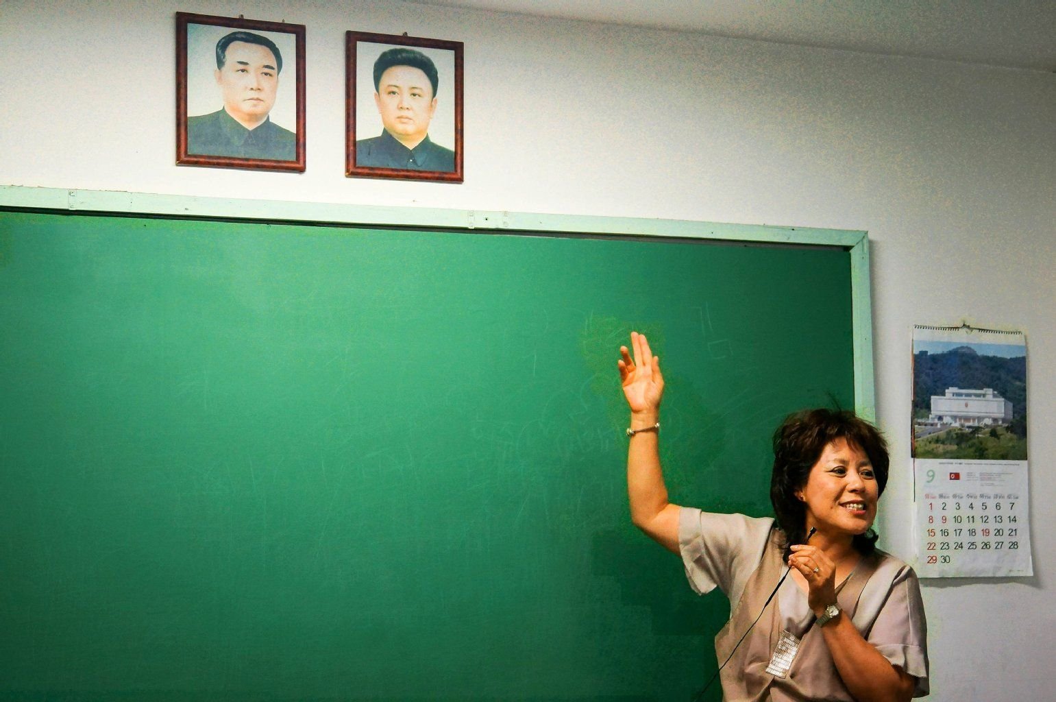 Geschichtsstunde mit Diktatoren: Touristenführerin Gina Lee im nachgestellten nordkoreanischen Klassenzimmer im Odusan Observatorium.