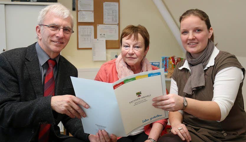 Sozialminister Norbert Bischoff, Fachdienstleiterin Christel Wenzel und Schwangerenberaterin Sabine Thiede (r.) mit dem Vertrag.