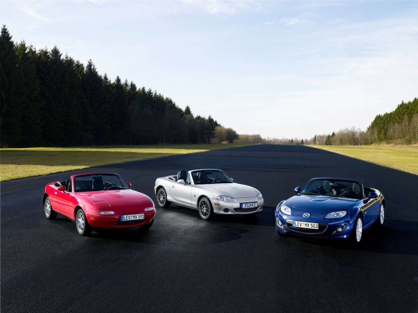 Drei Generationen Mazda MX-5: Das Erfolgsmodell der Japaner wird seit 25 Jahren produziert. Seine erste Modell-Generation wird bereits kultisch verehrt.