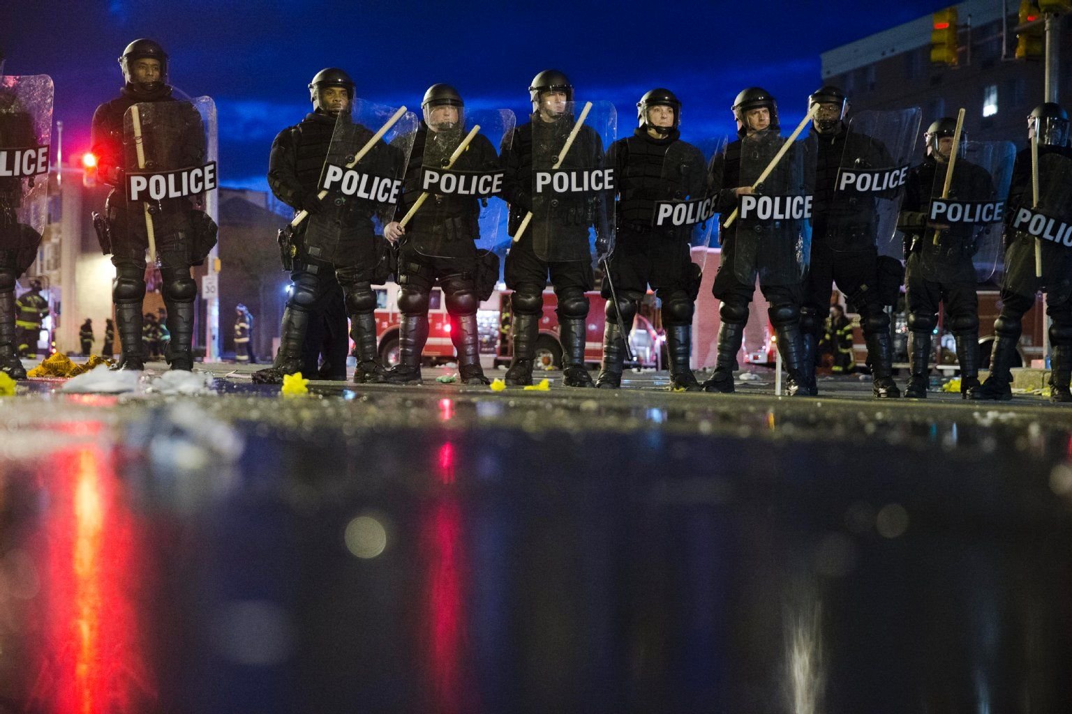 Wegen der gewaltsamen Ausschreitungen in Baltimore hat der Gouverneur des US-Bundesstaats Maryland neben der örtlichen Polizei die Nationalgarde einberufen.