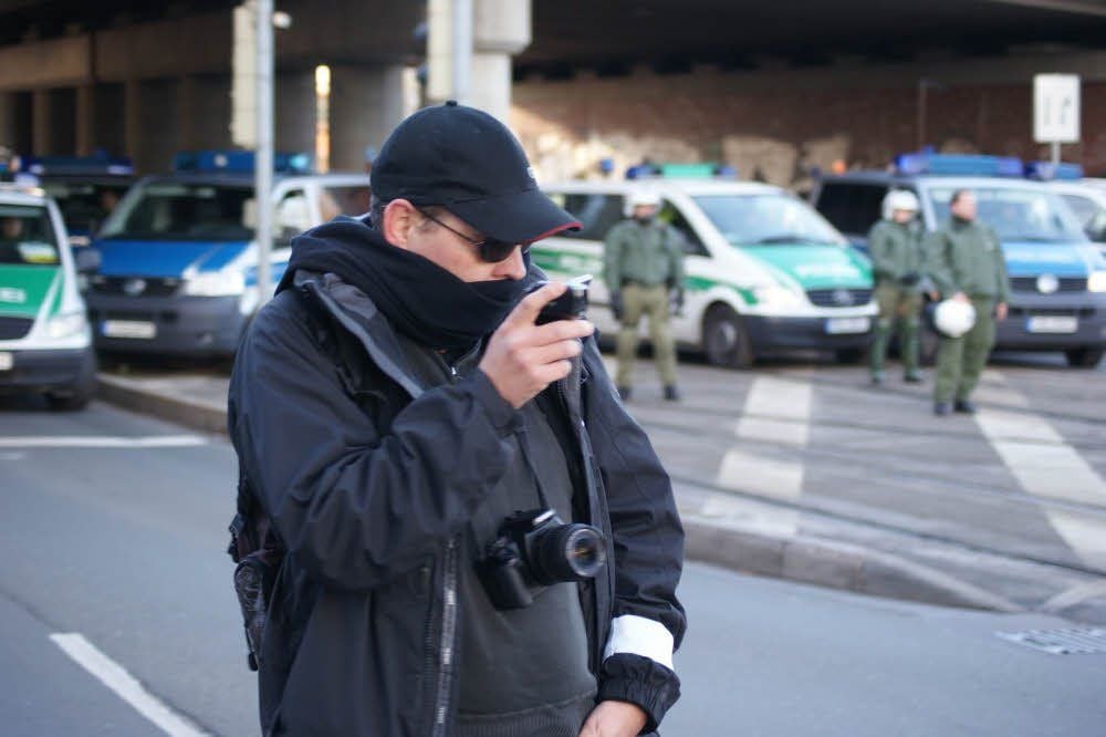 Thomas Richter fotografiert Teilnehmer einer linken Demo. Gleichzeitig spionierte er für den Verfassungsschutz die rechte Szene aus.