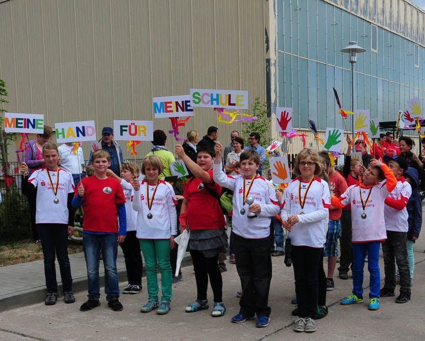 Mädchen und Jungen der Grundschule Seyda bekräftigten im Umzug, dass sie für den Erhalt ihrer Bildungsstätte eintreten.