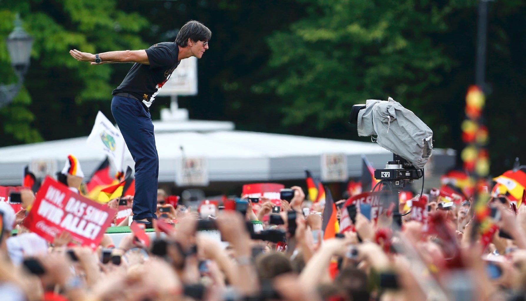 Jogi lässt sich feiern!