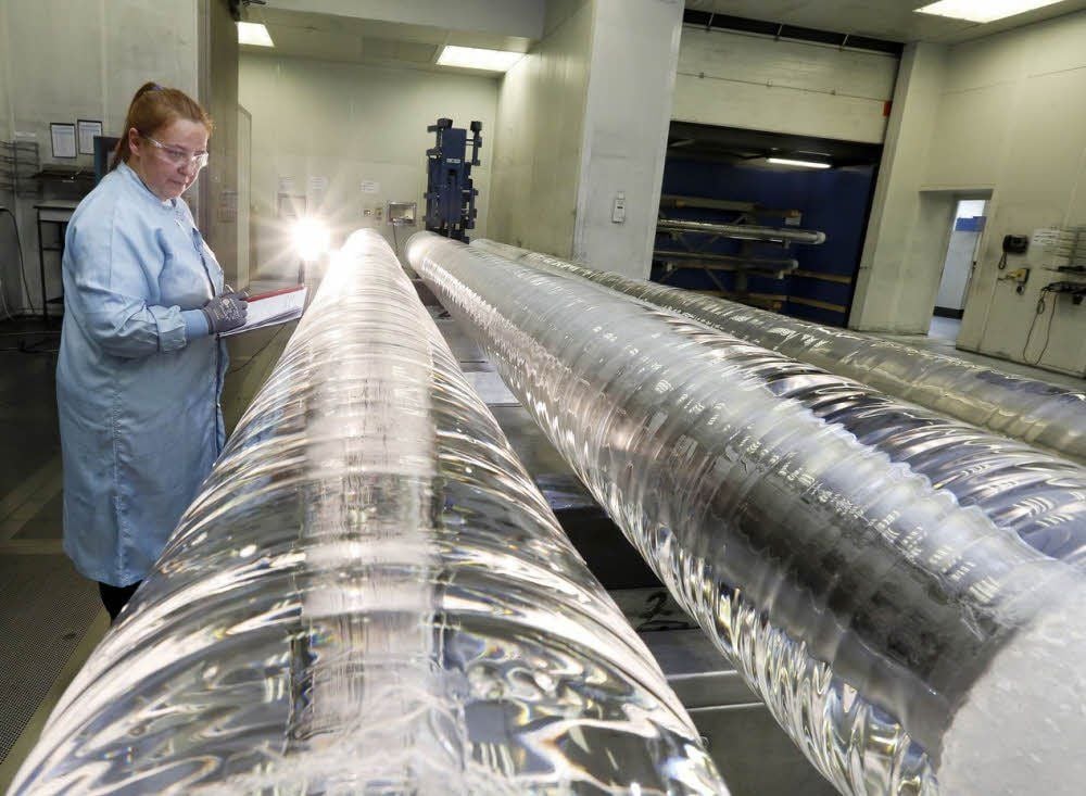 Heraeus-Mitarbeiterin Sylvia Wetzel kontrolliert die Qualität der Quarzglasrohlinge.