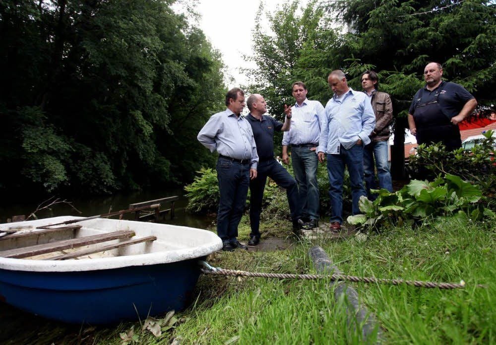Beratung mit Minister: Frank Bannert, Thomas Webel, Frank Bommersbach, Ralf Wunschinski, Teutschenthals Bürgermeister André Herzog und Gemeindewehrleiter Andreas Kochalski (v.l.) am Mühlgraben in Holleben.