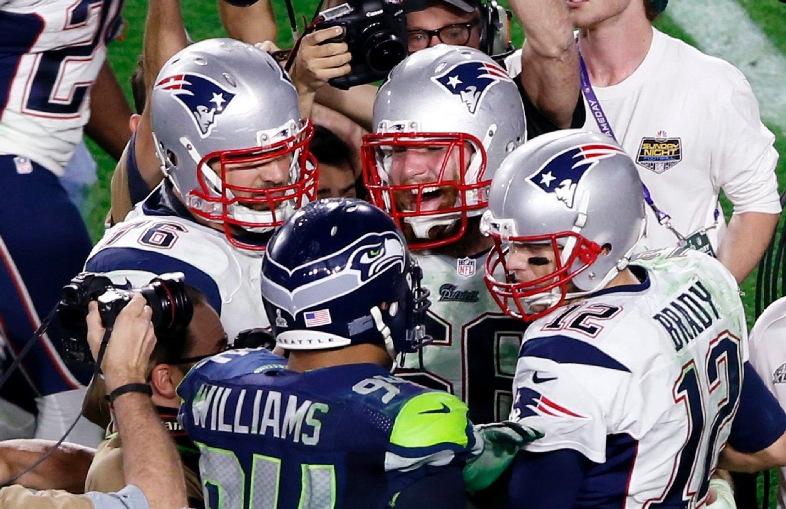 Die Sieger des 49. Super Bowl: Tom Brady (r.), Sebastian Vollmer (l.), Bryan Strork (2. v. r.) und Kevin Williams(2. v. l.) von den New England Patriots