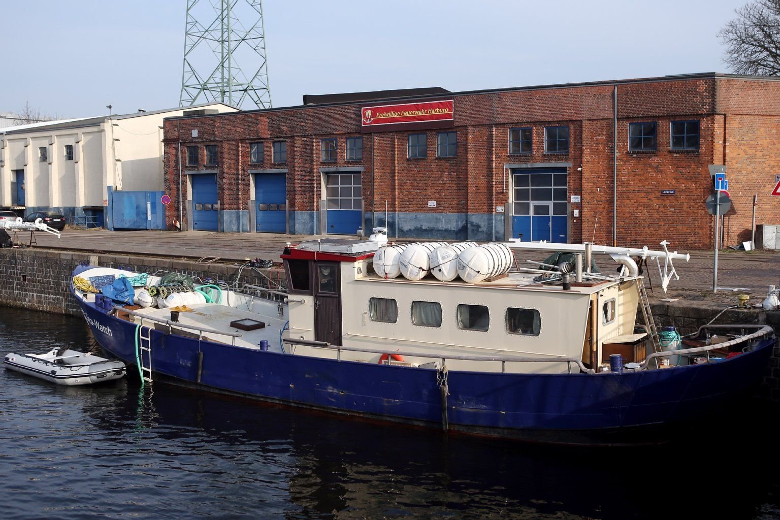 Die Sea Watch liegt noch im Harburger Hafen.