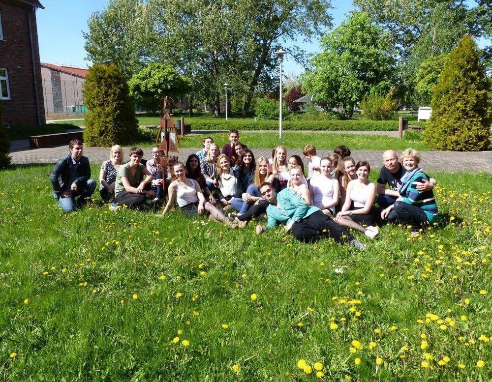 In der Probenpause stellen sich die Mitglieder der Musical-Gruppe des Heine-Gymnasiums sowie ihre Lehrer zum Fototermin.