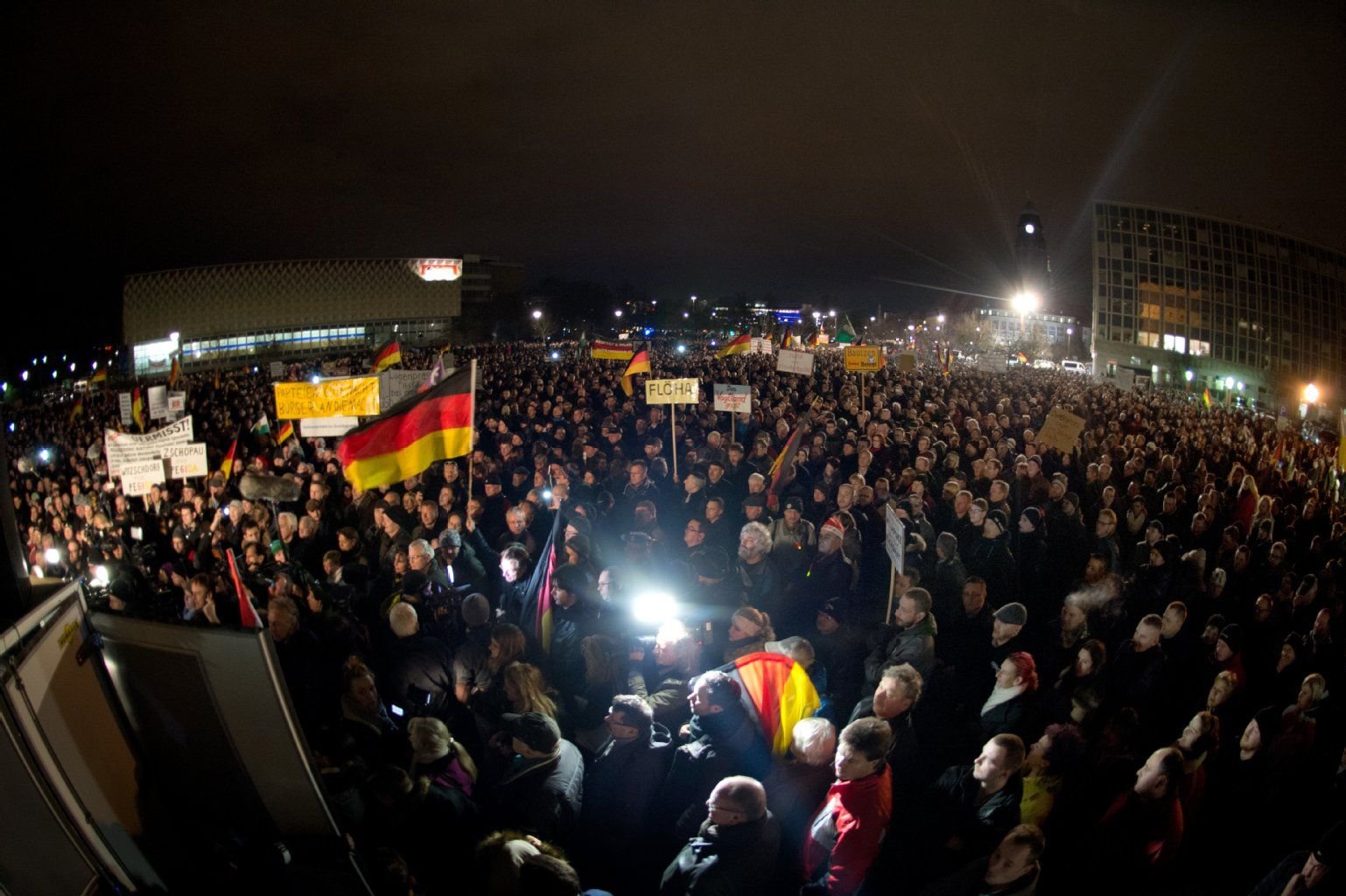 15.000 Menschen haben sich am 15.12.2014 zu einer Kundgebung der Pegida in Dresden versammelt.