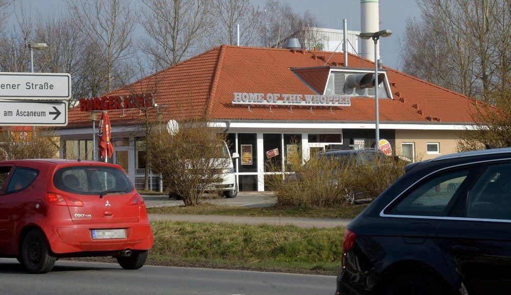 Das Fastfood-Restaurant an der Güstener Straße war Ziel eines bewaffneten Überfalls.