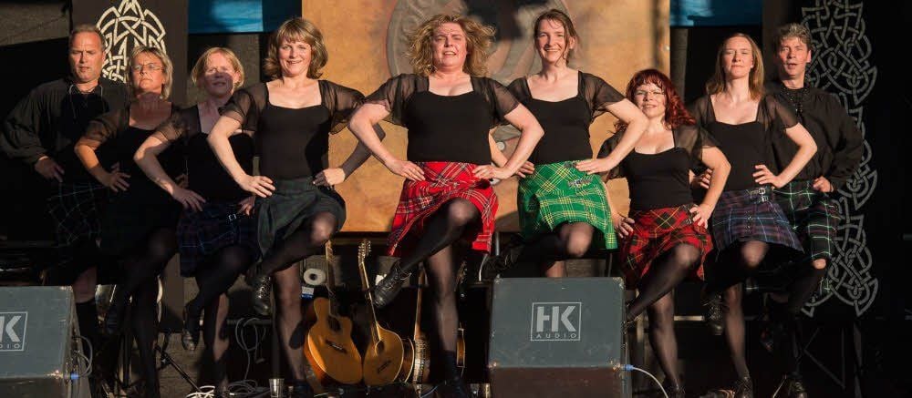 Das erste Konzert spielten die Wurzener „Tap for Fun“. Sie brachten auch gleich ihre Tanzgruppe mit, die mit ihren metallbeschlagenen Schuhen einen tollen Rythmus zur Musik machten.