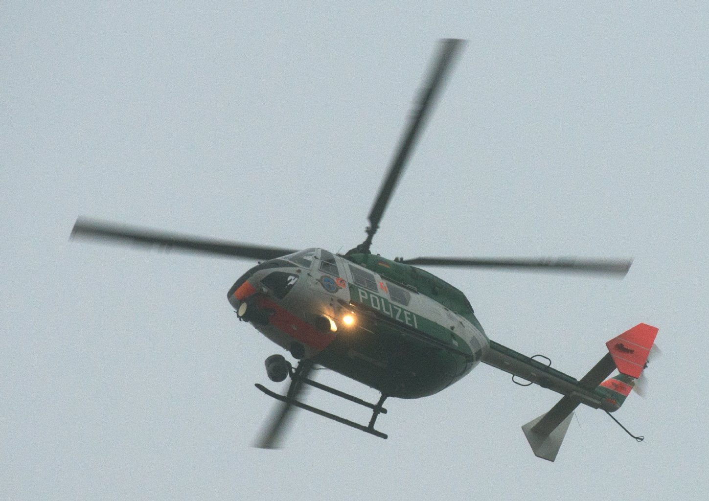 Ein Hubschrauber der Polizei nahm die Verfolgung auf, konnte den Täter aber nicht finden.