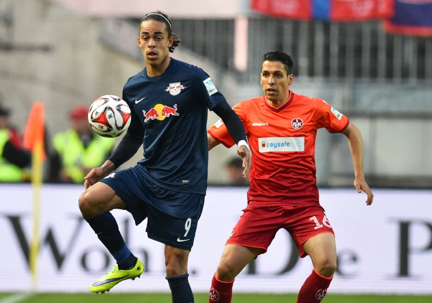 Leipzigs Yussuf Poulsen (l) kämpft um den Ball mit Kaiserslauterns Karim Matmour.