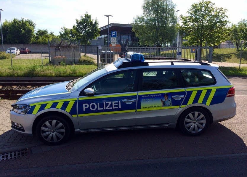 Ein Polizeiauto vor der Berufsschule in Dessau-Roßlau. Diese ist derzeit evakuiert.