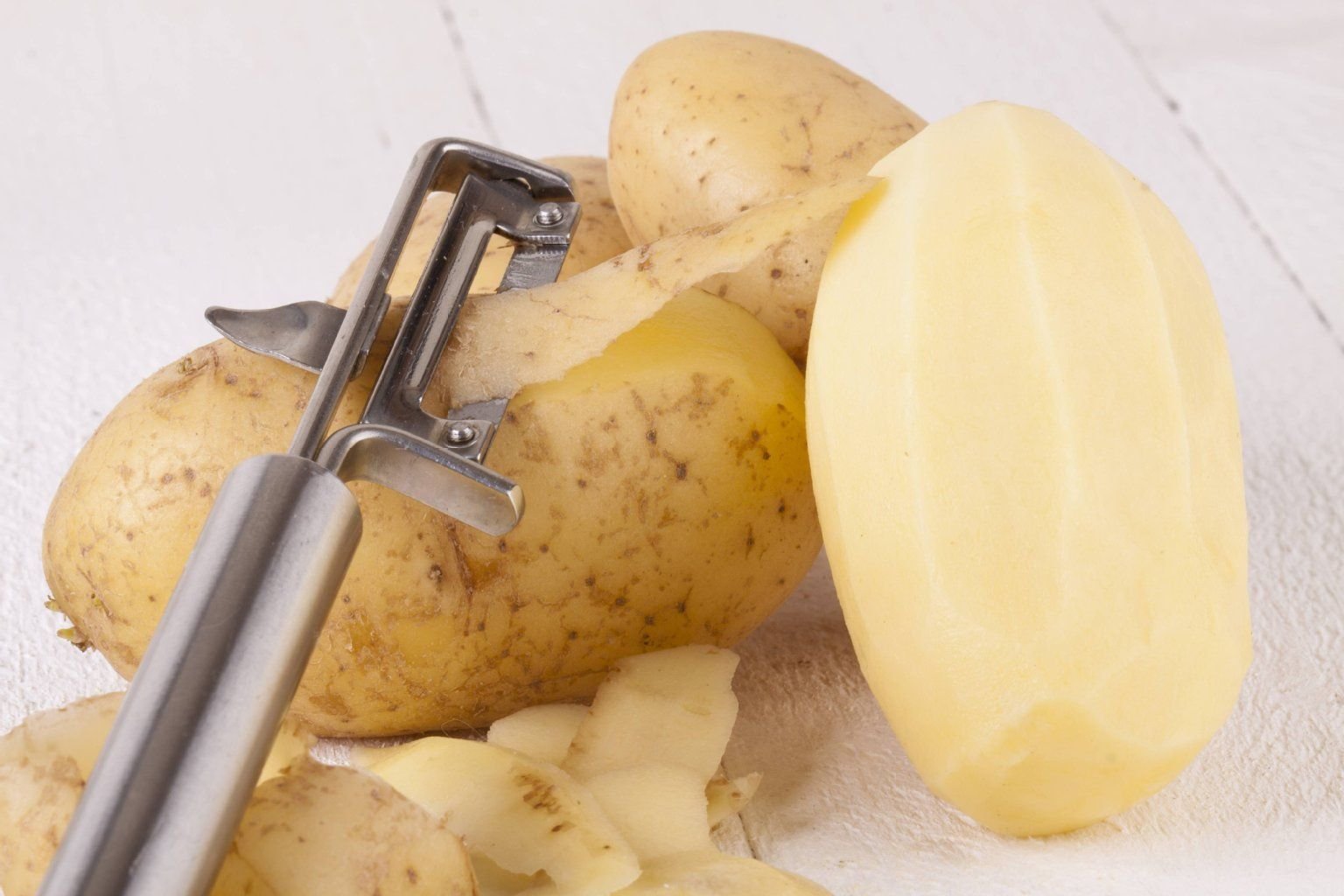 Grün ist giftig - in diesem Fall stimmt das: Weisen Kartoffeln grüne Stellen auf, sollte man diese immer abschneiden.