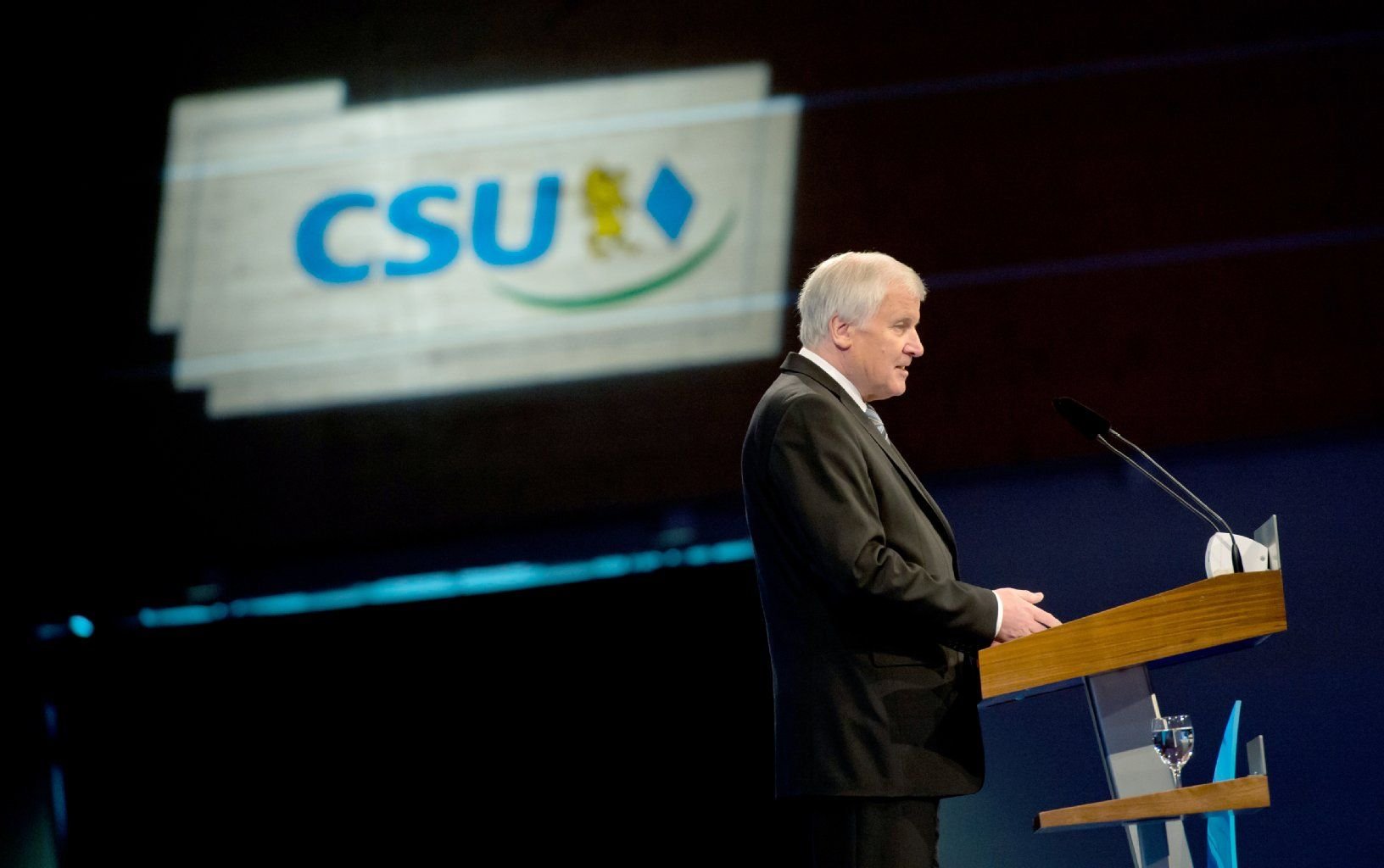 Der bayerische Ministerpräsident Horst Seehofer (CSU) spricht in Nürnberg beim CSU-Parteitag.