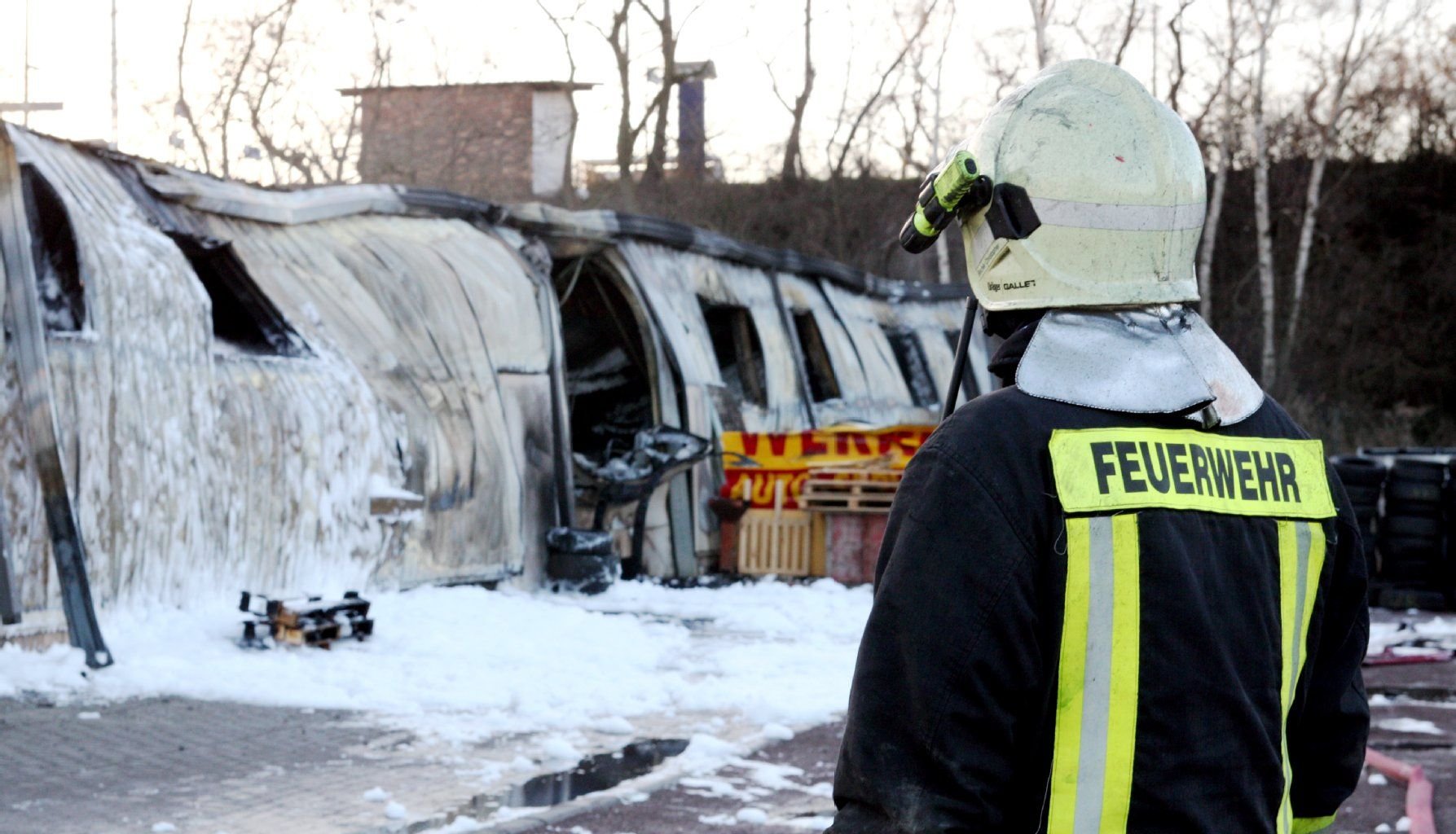 In einem Reifenlager bei Teutschenthal kam es am Sonntagmorgen zu einem Großbrand.