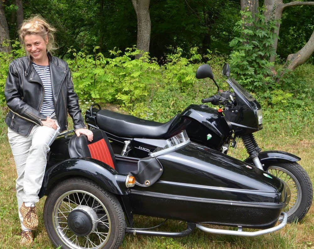 Annette Baldin mit ihrem Motorrad im Theatergarten, wo auch das Sommerfest steigt.