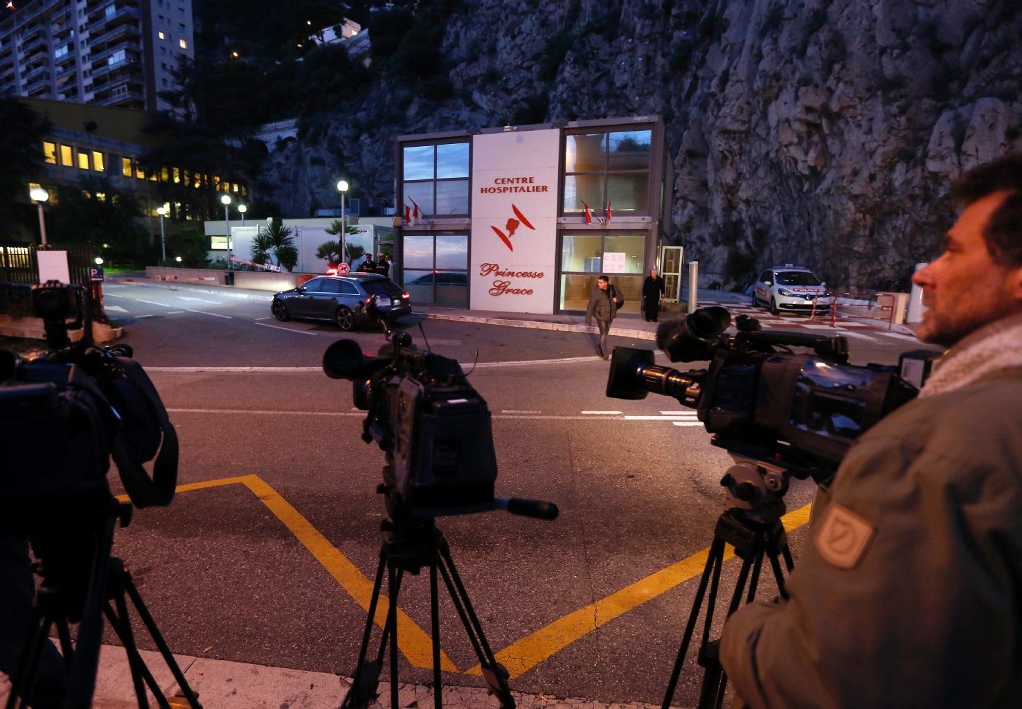 Vor dem Prinzessin-Gracia-Krankenhaus von Monaco haben sich bereits die Fernsehteams aufgestellt.
