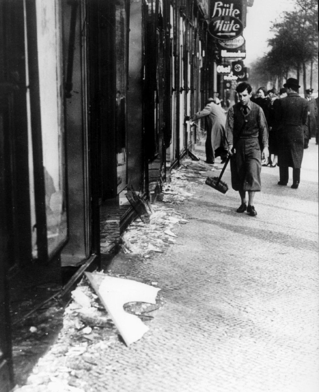 Das Bild vom 10.11.1938 zeigt eine jüdische Ladenfront nach der Zerstörung durch Nazis.