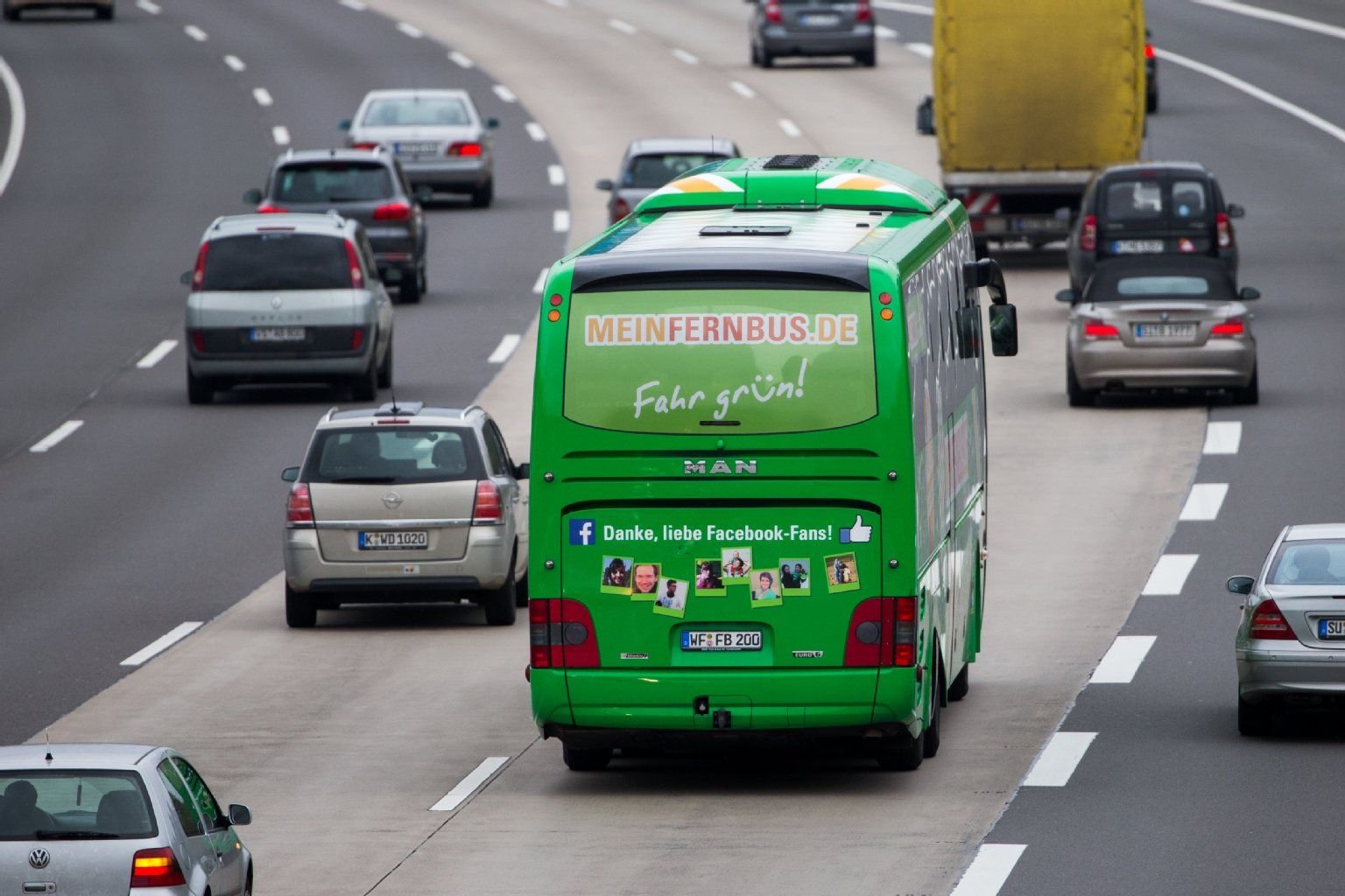 Ein Fernbus fährt über die Autobahn A3 bei Köln in Richtung Frankfurt.