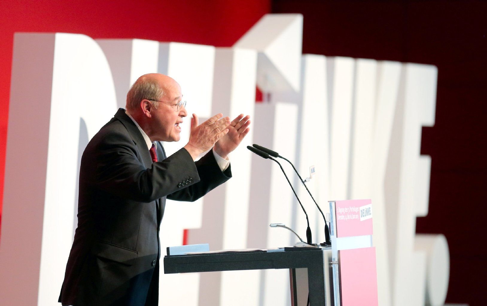 Gregor Gysi, Fraktionsvorsitzender der Linken im Bundestag, spricht beim Bundesparteitag in Dresden zu den Delegierten.