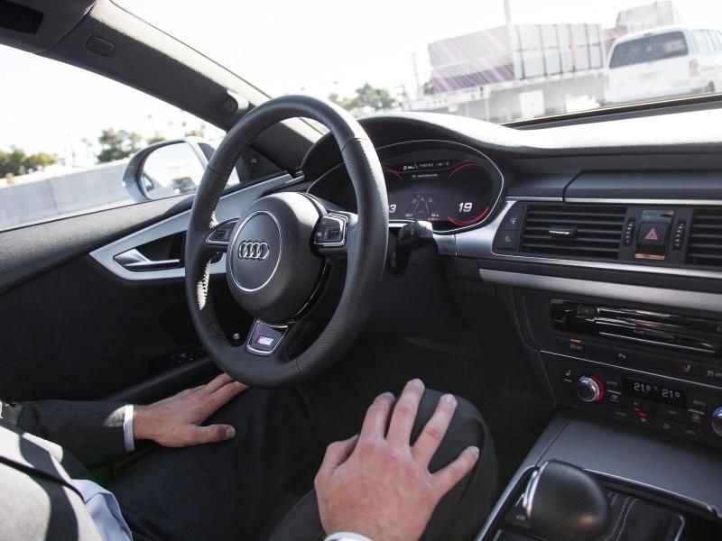 Einfach mal die Hände in den Schoß legen: Mit einem autarken Stauassistenten will Audi genau das möglich machen - zumindest bei Stopp and Go bis Tempo 60.