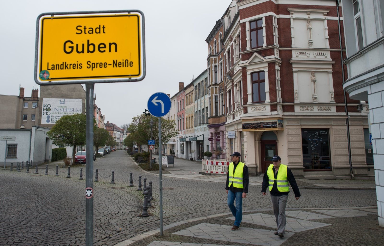Zwei Mitarbeiter der Stadtverwaltung Guben sind als «Stadtwache» auf Streife in der Grenzstadt in Brandenburg unterwegs.