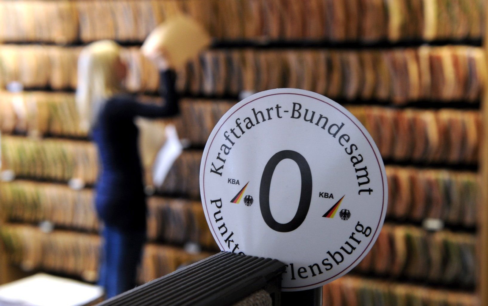 Ein Aufkleber «0 Punkte in Flensburg» im Kraftfahrt-Bundesamt in Flensburg.