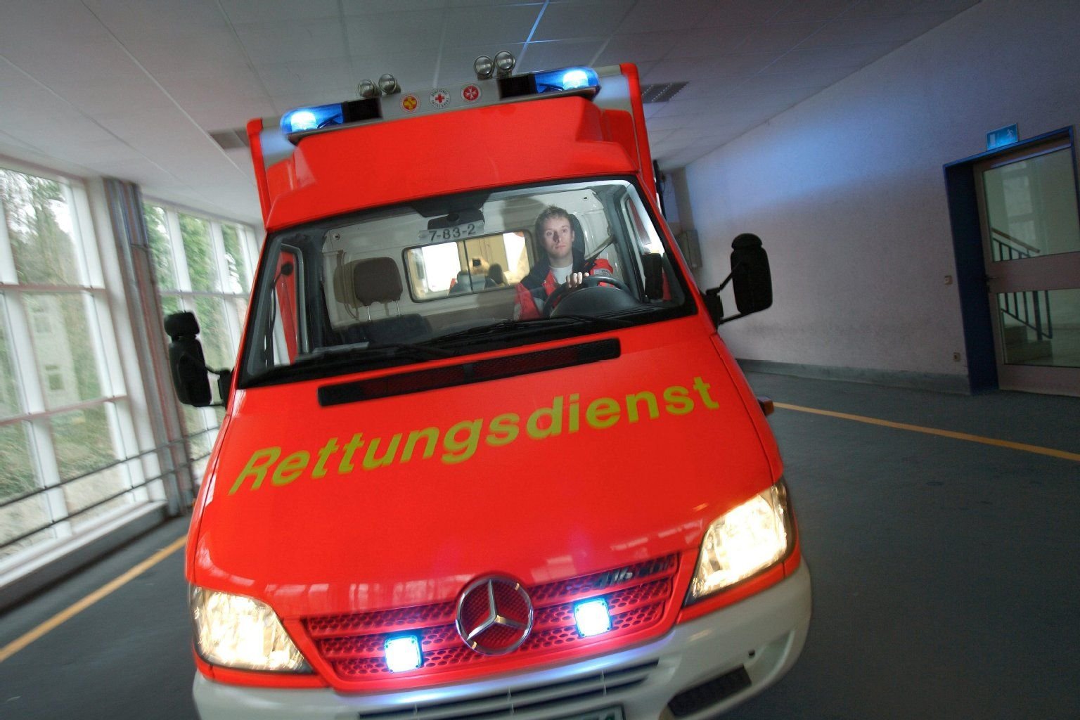 Beim Verdacht auf Schlaganfall muss es schnell gehen - Rettungsdienst und Notarzt sind gefragt, egal, wie alt der Patient ist.