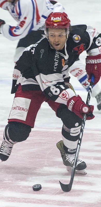 Schlittschuhe und Gummistiefel: Matthias Schubert als Stürmer der Saale Bulls.