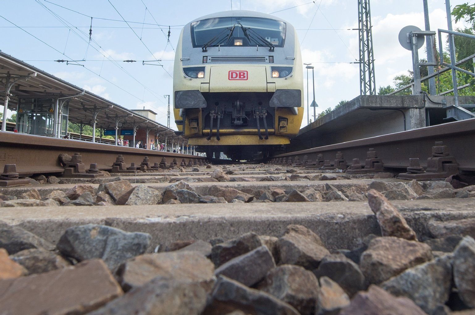 Der Gleismesszug RAILab1 steht auf einem Fahrgleis.