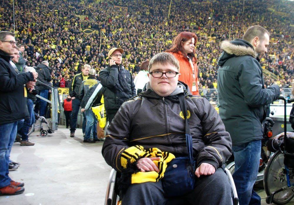 Mitten unter den Zuschauern im Stadion und die Südtribüne im Rücken: Steven Mester erlebte dank vieler Helfer erstmals live den BVB.