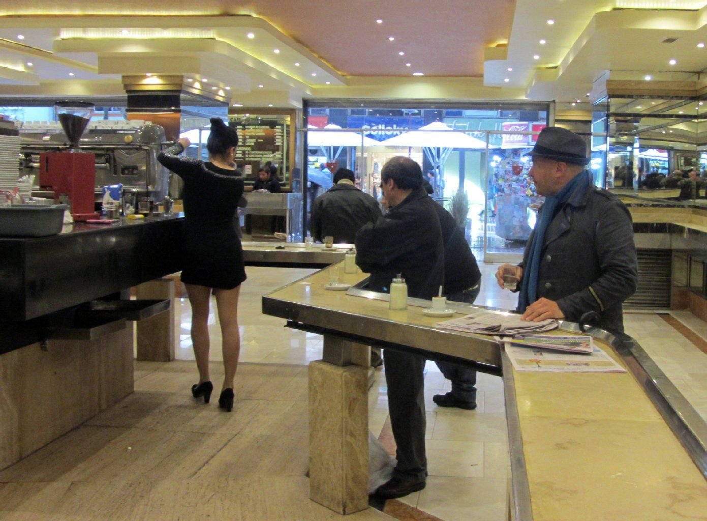 Café con piernas heißt «Kaffee mit Beinen»: Der Begriff spielt auf die knappe Bekleidung der Bedienungen an.