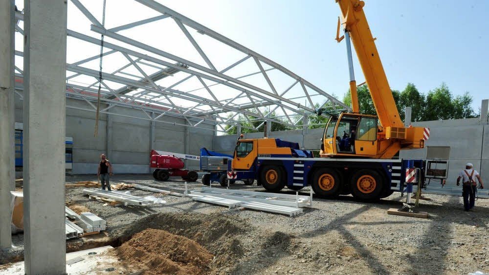 Noch bis Oktober wird neben den Produktionshallen der Hollfelder-Gühring GmbH in Zorbau gebaut, so Platz für neue Maschinen geschaffen.