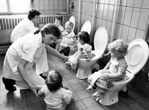In DDR-Kindergärten gings für alle Kinder früh aufs Töpfchen.