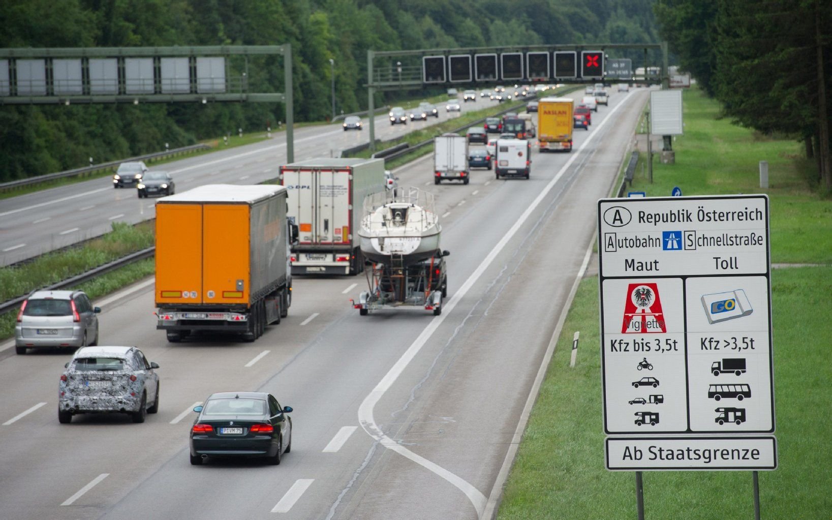 Die Pläne für eine Pkw-Maut (im Bild: eine Autobahn im Maut-Land Österreich) sind von Kanzlerin Merkel offenbar vorerst gebremst worden.