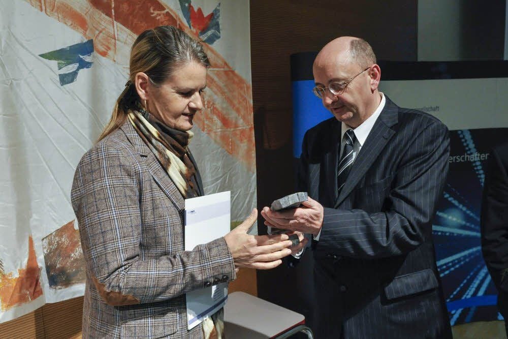 KSD-Firmenchefin Steffi Kästner nimmt hier aus den Händen von Sparkassenvorstand Markus Klatte den mit 5000 Euro dotierten Preis entgegen.
