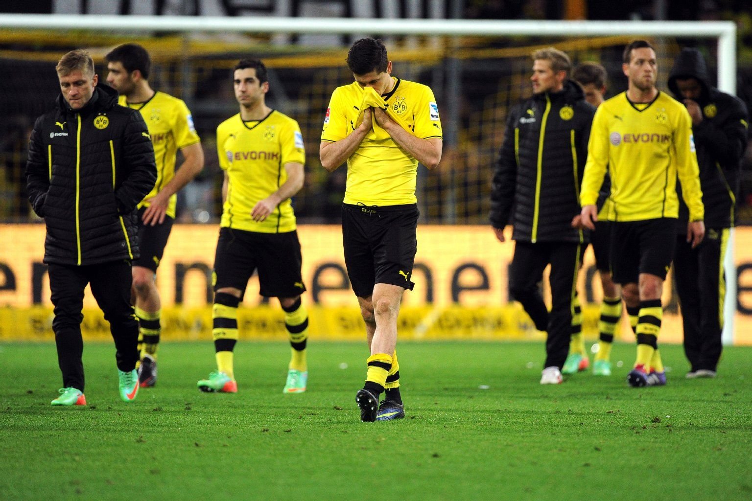 Die Dortmund Spieler um Robert Lewandowski (M) verlassen nach der Niederlage gegen Hertha BSC Berlin den Platz.