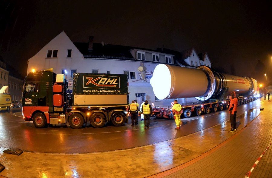 Ein 300-Tonnen-Koloss wurde in der Nacht durch Aschersleben bewegt.
