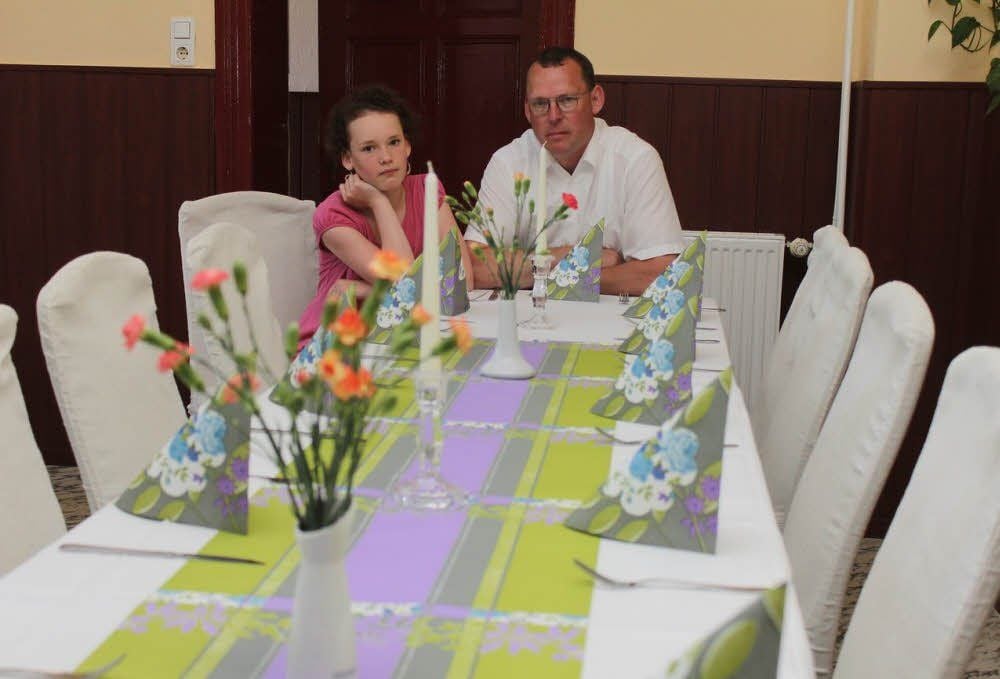 Perry Sixtus und Tochter Anna-Mae haben am Tag der Evakuierung die Tafel umsonst gedeckt.