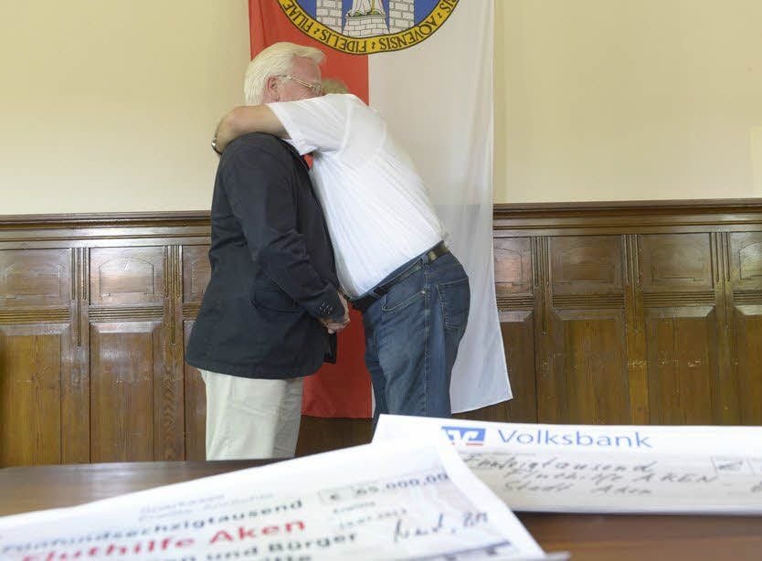 Herzliche Umarmung nach der Spendenübergabe im Akener Rathaus.