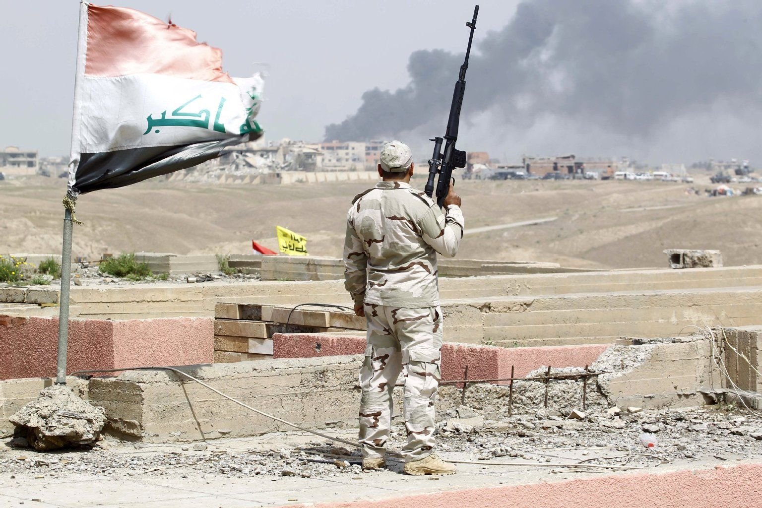 Zurückerobert: Ein irakischer Soldat blickt auf die Stadt Tikrit.