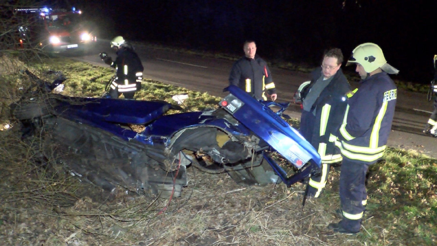 Feuerwehrleute bergen das Autowrack auf der As bei Schackensleben.