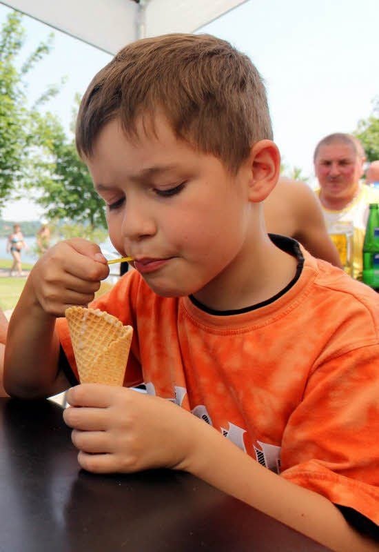 Nils schmeckt das Eis.