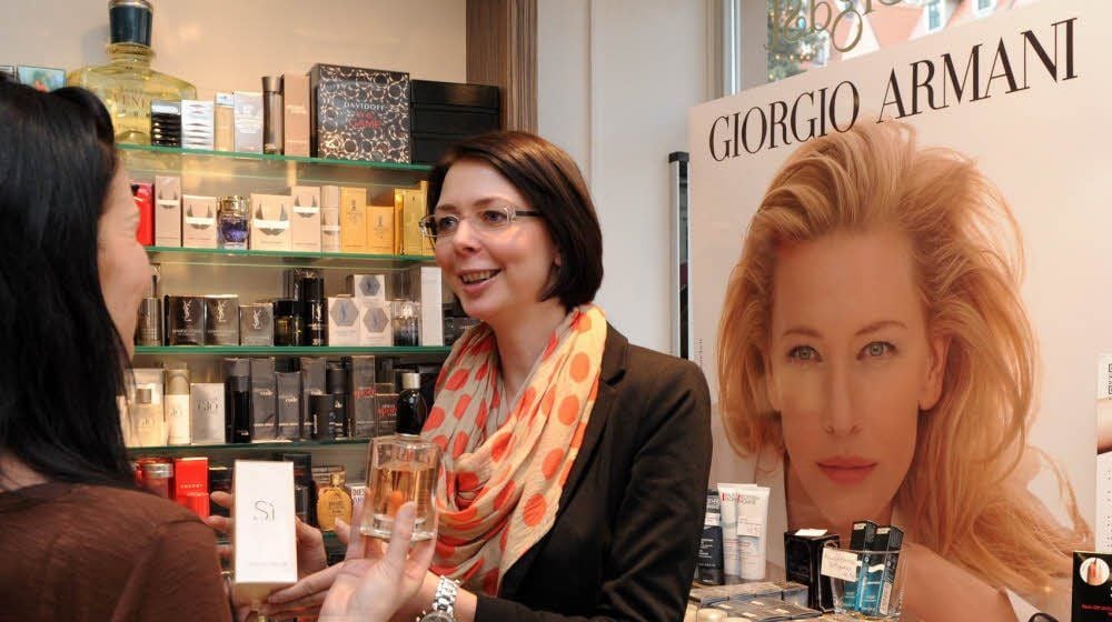 Janett Reinhardt (r.) berät eine Kundin in der Parfümerie am Markt. Der Frauenduft „Si“ von Armani wird in diesem Jahr oft verlangt.