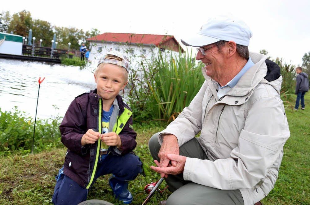 Vom Regen ließen sich die Angler nicht vertreiben. Elias (7 Jahre) aus Alsleben bestückt gemeinsam mit Opa Karl-Ernst Hildebrandt seine Angel mit Würmern.